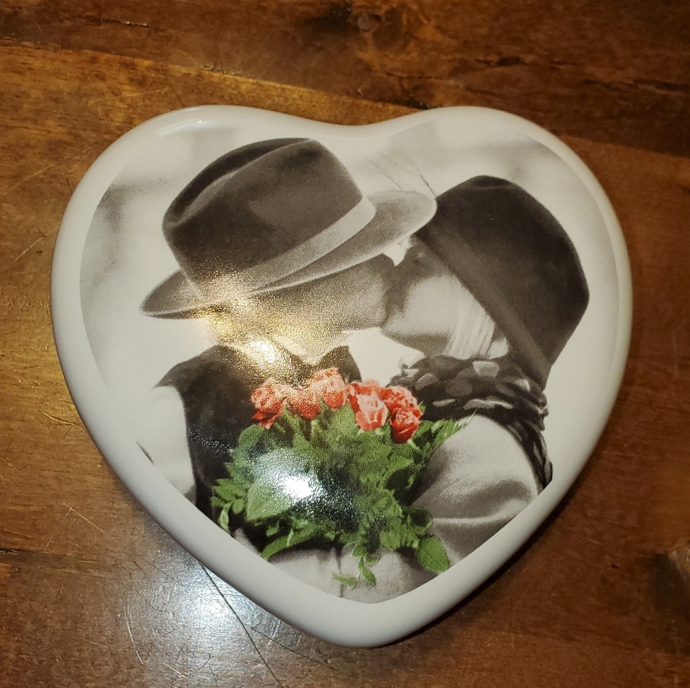 Kim Anderson Verkerke C&L GMBH- FIGI Graphics-Heart Music box.